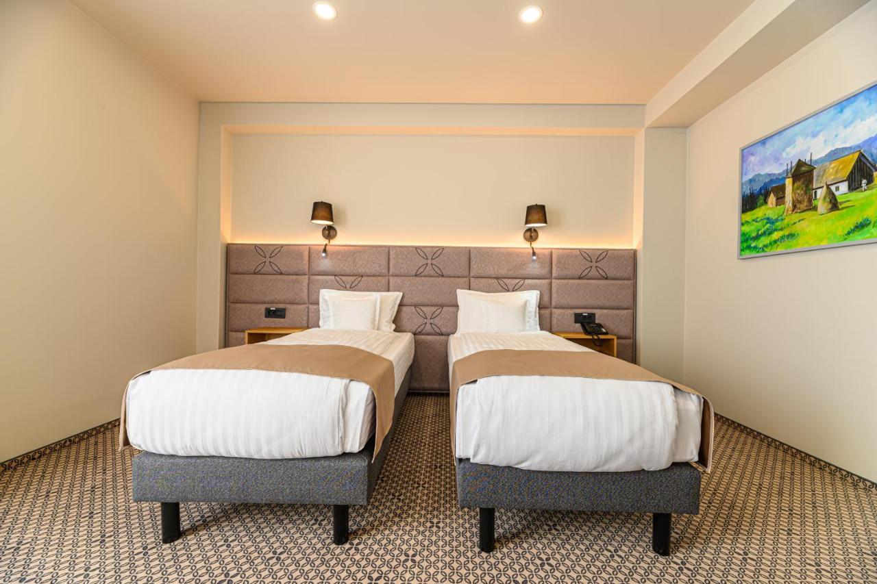 Hotel Dukat กูรา ฮูมอรูลุย ภายนอก รูปภาพ