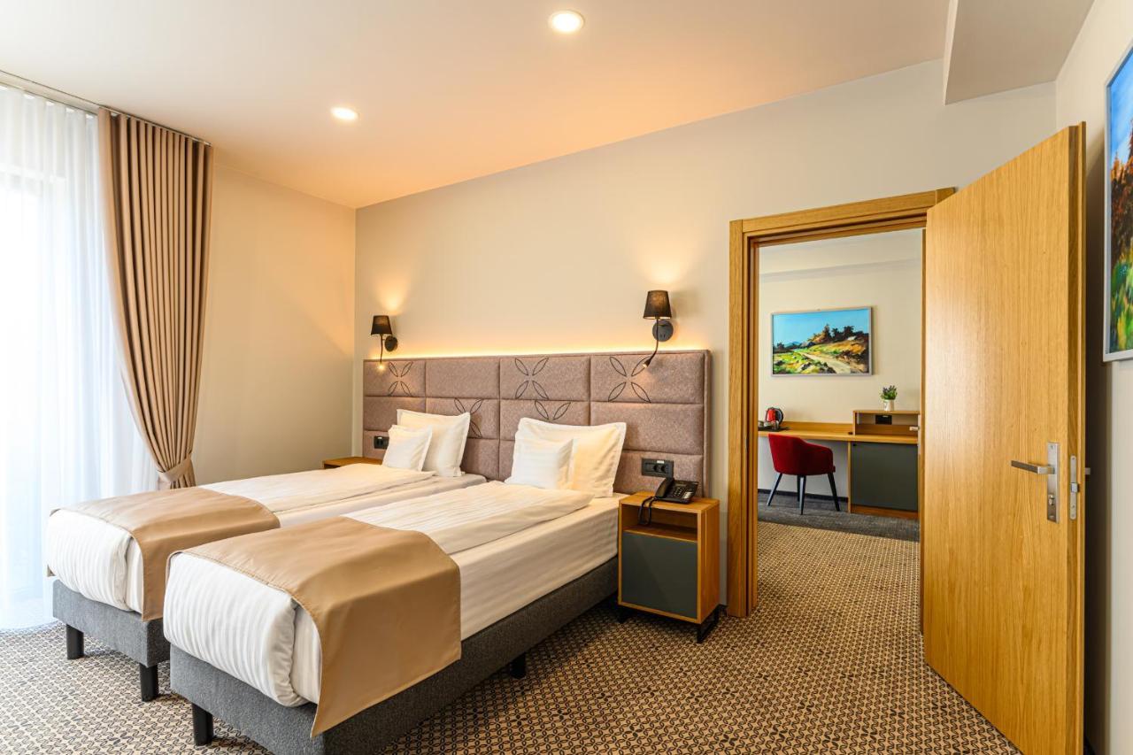 Hotel Dukat กูรา ฮูมอรูลุย ภายนอก รูปภาพ